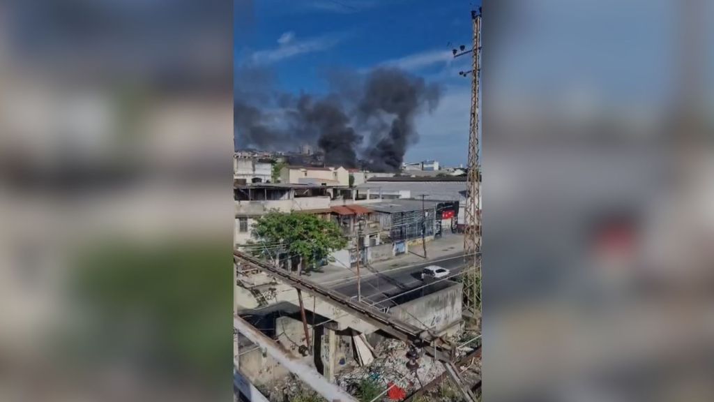veja-videos-de-incendio-em-fabrica-de-fantasias-do-carnaval-no-rj