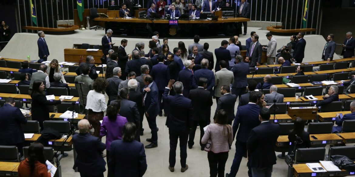 projeto-que-pune-quem-impedir-funcionamento-da-camara-avanca