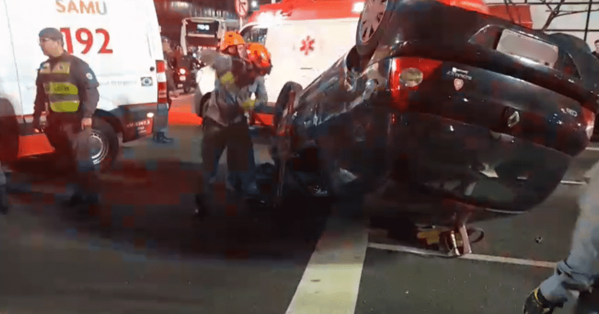 carro-capota-na-paulista-e-pedacos-se-espalham-na-ciclovia