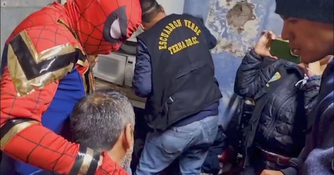 video:-policial-vestido-de-homem-aranha-prende-suspeitos-em-acao-no-peru