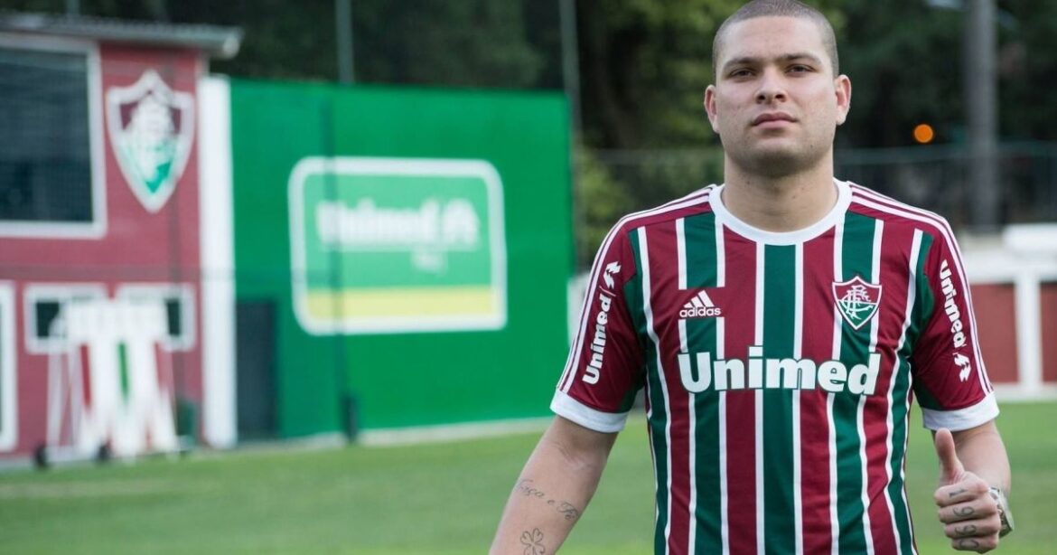 ex-zagueiro-do-fluminense-anuncia-aposentadoria;-veja-detalhes