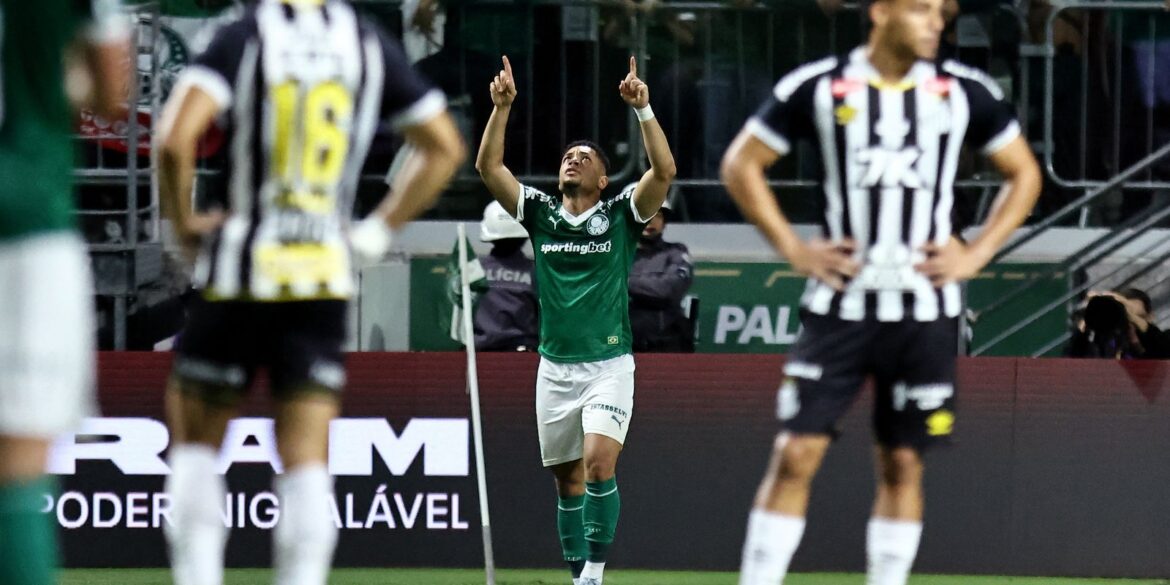 vitor-roque-decide-e-palmeiras-vence-classico-com-santos-no-brasileiro