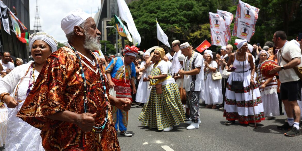 consciencia-negra:-ato-na-avenida-paulista-reune-militancia-e-cultura