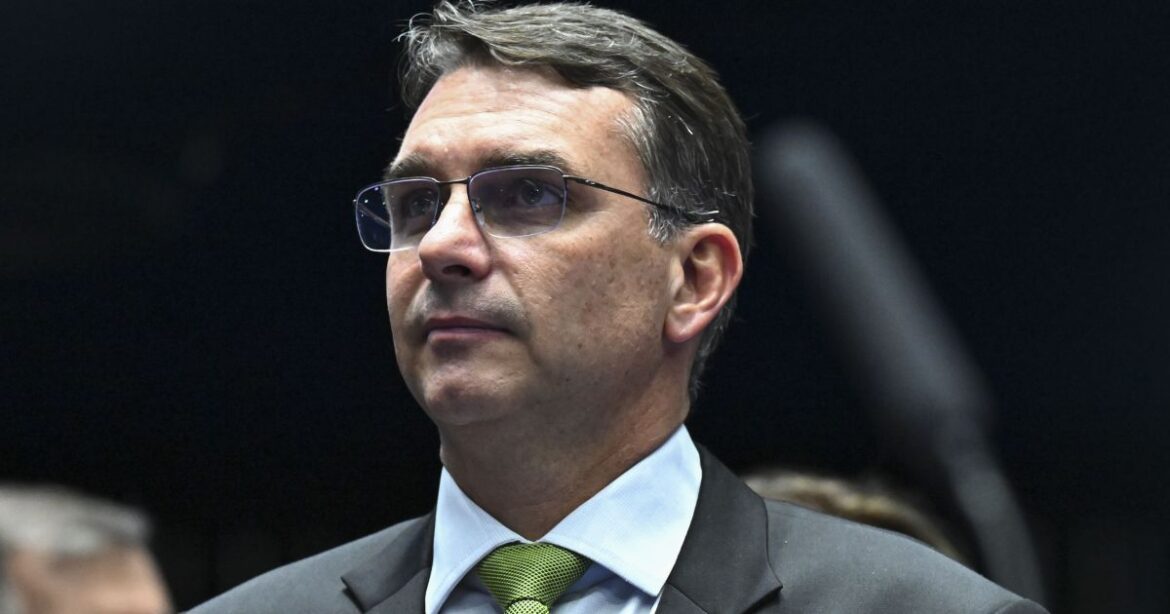 analise:-flavio-bolsonaro-admite-possibilidade-de-recuo-no-futuro