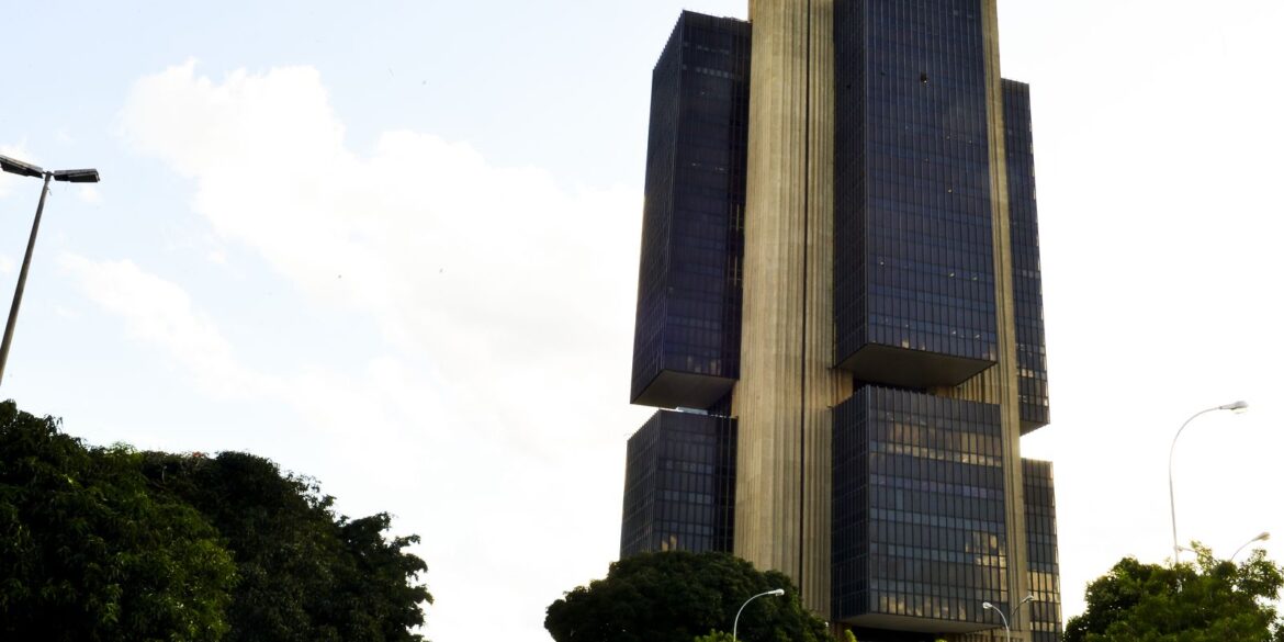 juros-do-credito-pessoal-e-cartao-rotativo-avancam-para-as-familias