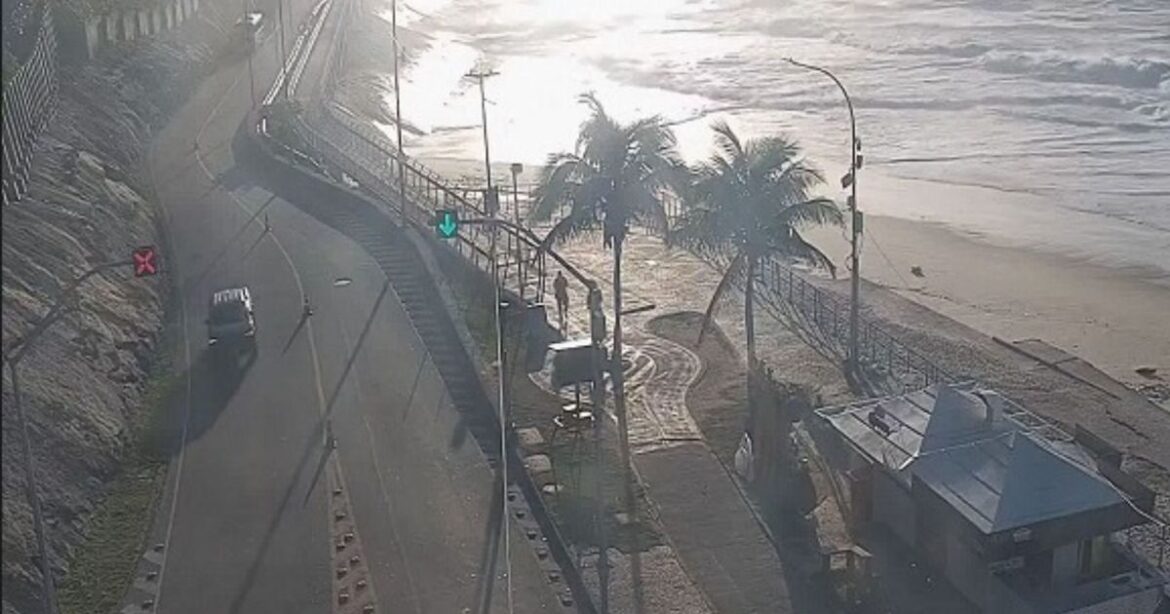 bombeiros-resgatam-mais-de-540-pessoas-em-praias-do-rio-no-reveillon