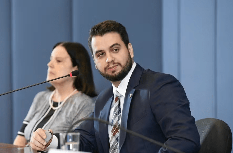 carlos-bolsonaro-chama-prisao-de-filipe-martins-de-“canetada”-de-moraes