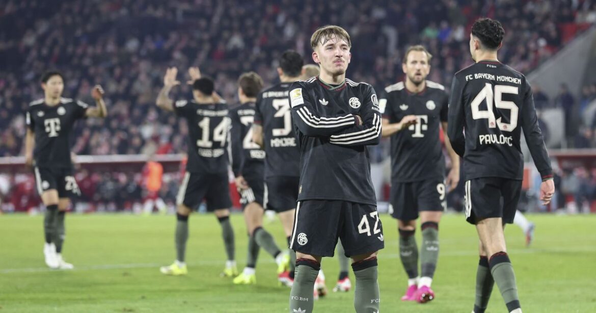 bayern-vence-colonia,-faz-historia-e-dispara-na-lideranca-da-bundesliga