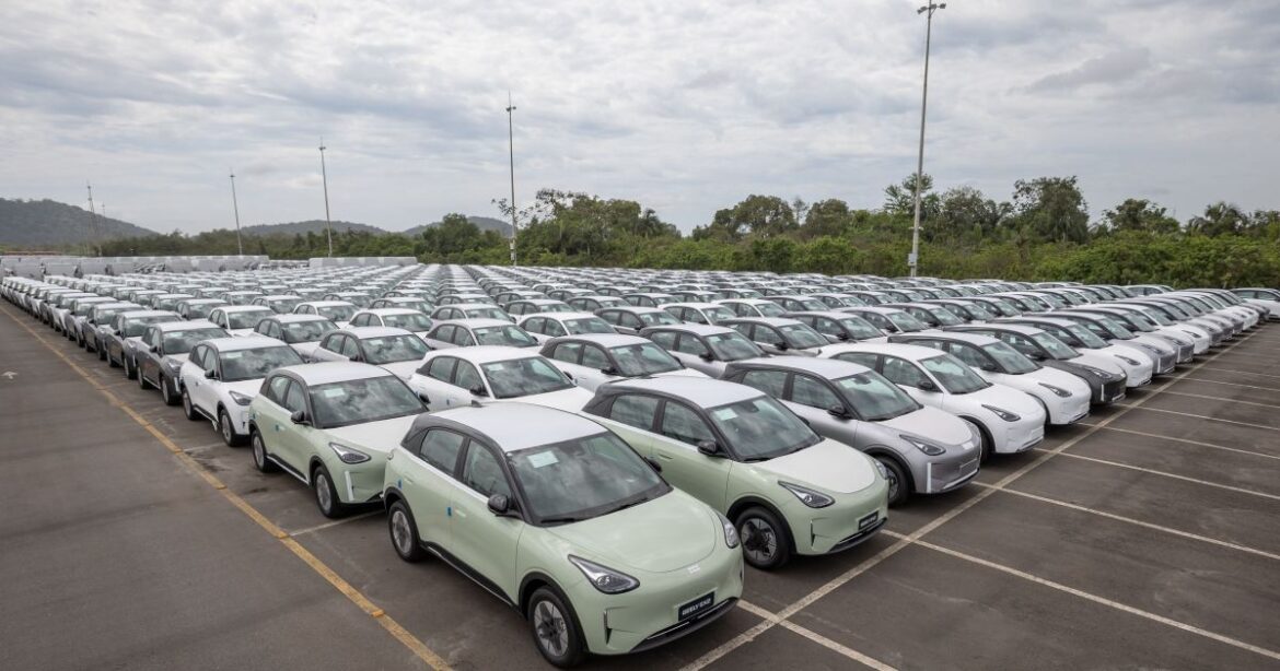 comprar-um-carro-eletrico-ou-hibrido-vai-ficar-mais-caro-em-2026;-entenda