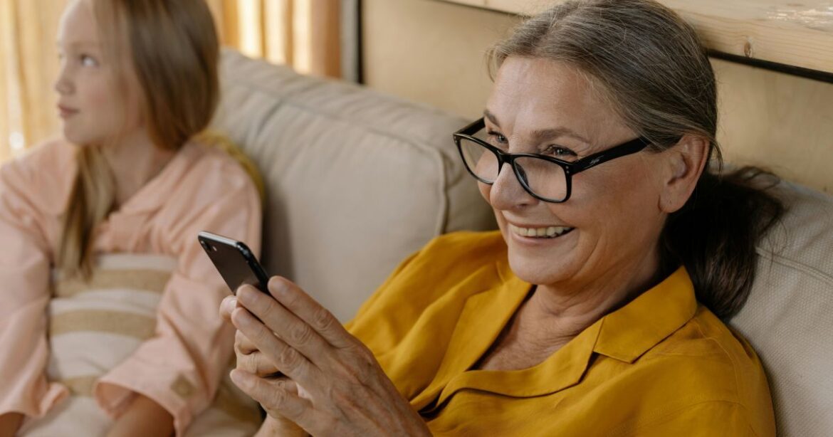 numero-de-idosos-com-celulares-salta-de-55%-para-90%,-diz-pesquisa