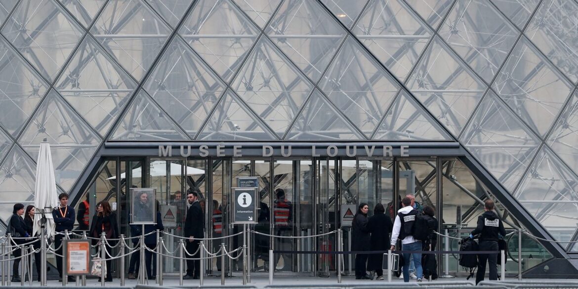 vazamento-de-agua-atinge-galeria-do-louvre;-mona-lisa-nao-foi-afetada