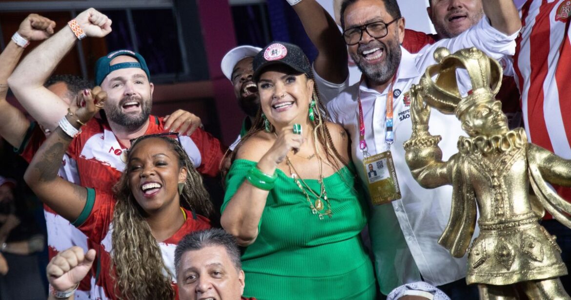 mocidade-alegre-recebe-trofeu-apos-vencer-carnaval-de-sp;-veja-momento