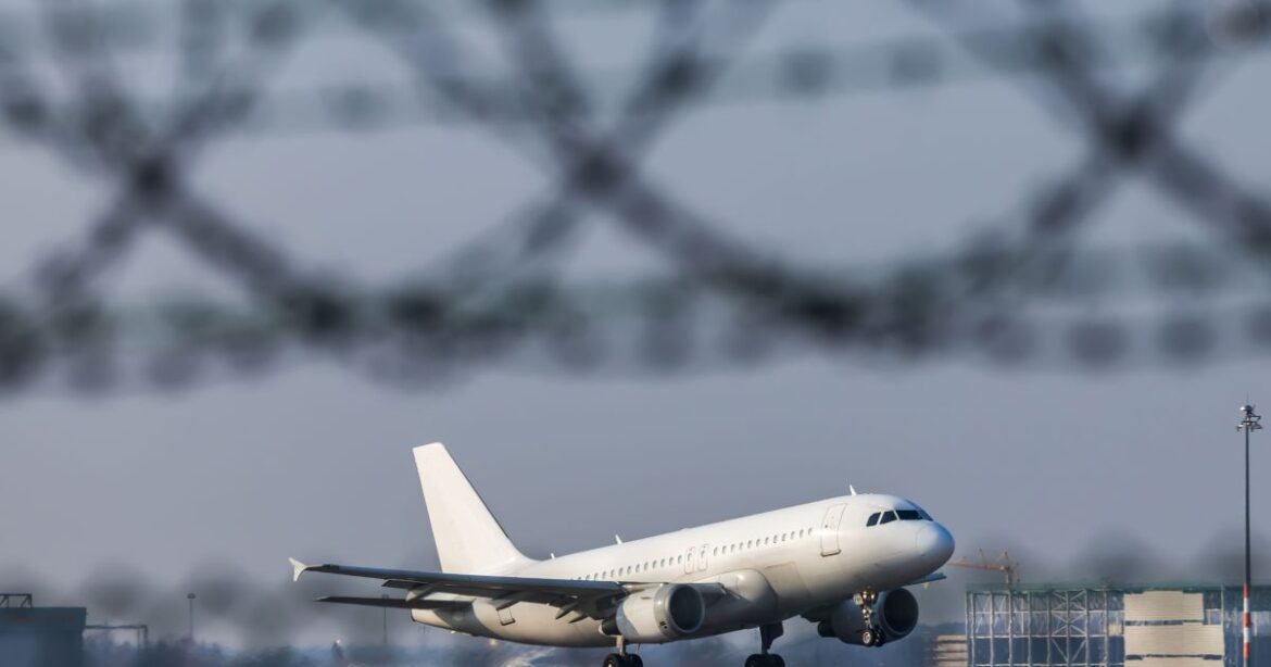 voo-de-repatriacao-da-franca-e-obrigado-a-retornar-apos-alerta-de-misseis