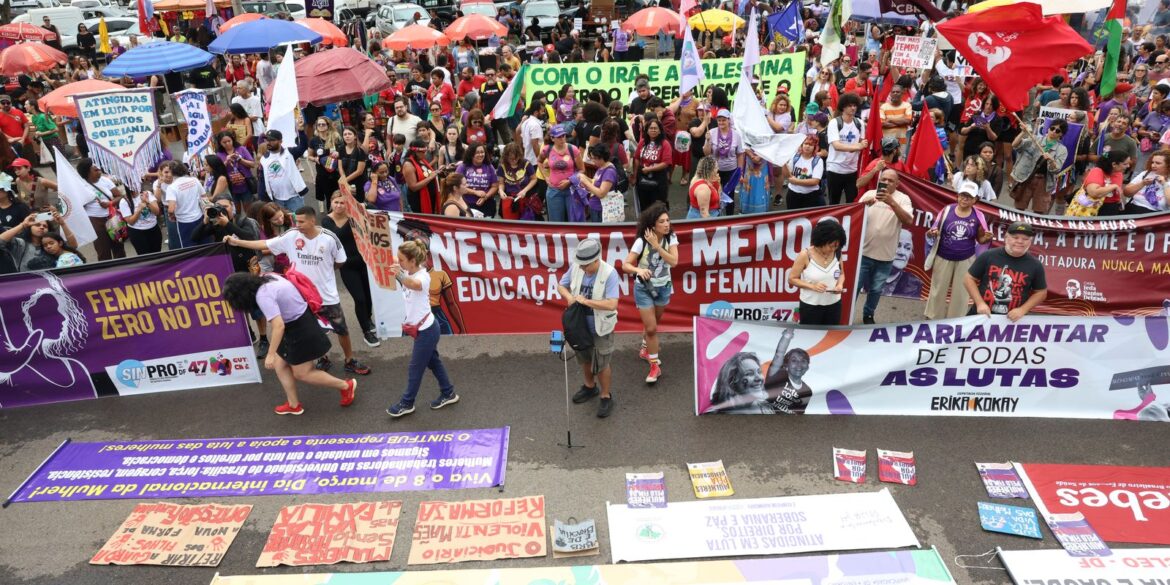 “parem-de-nos-matar”:-exigem-mulheres-no-8-de-marco-em-brasilia