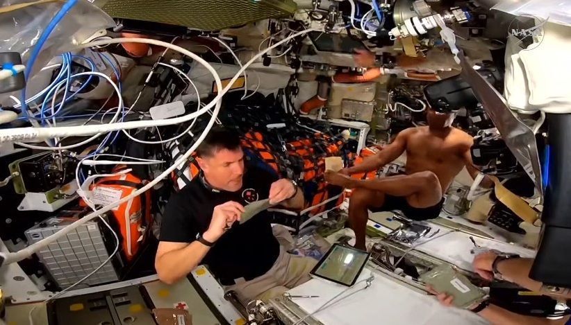 nasa-mostra-ao-vivo-astronauta-da-artemis-durante-“banho-espacial”
