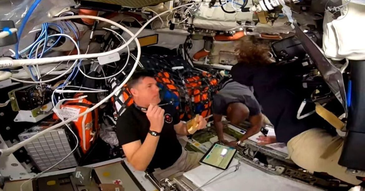 astronautas-da-artemis-ii-“lambem-ate-a-colher”-durante-refeicao-espacial