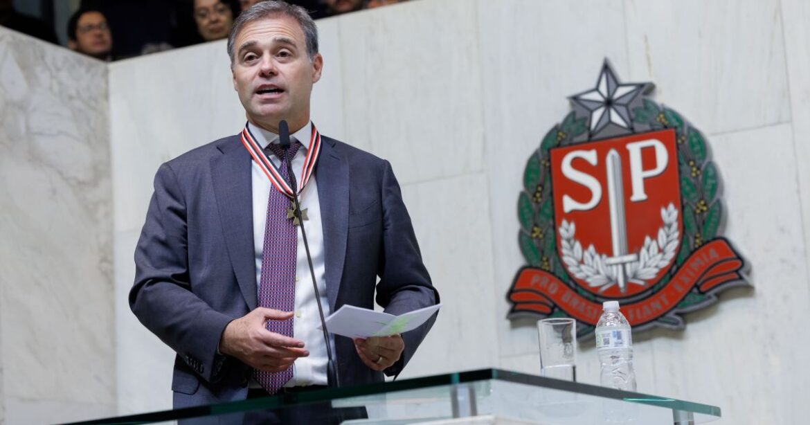 andre-mendonca-recebe-colar-de-honra-ao-merito-em-sessao-na-alesp