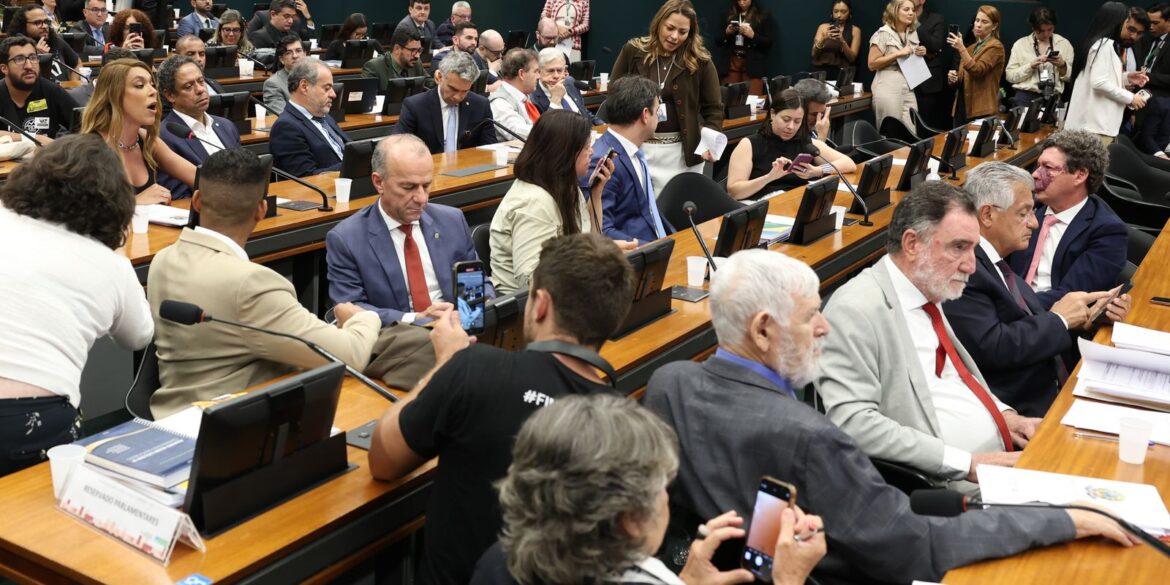 pedido-de-vista-adia-votacao-da-pec-do-fim-da-6×1-na-ccj-da-camara