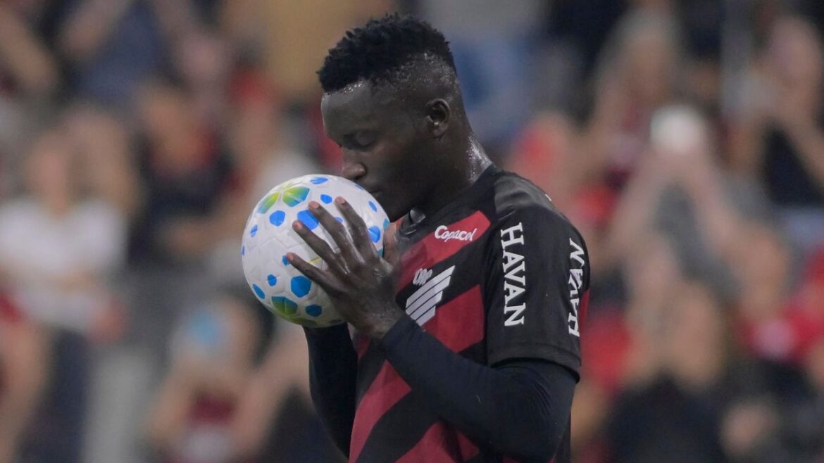 viveros,-atacante-do-athletico,-vive-polemica-com-antigo-clube