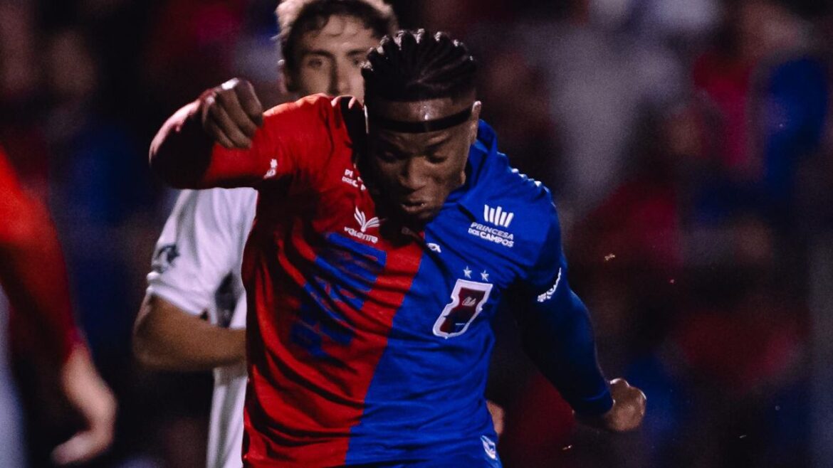 novo-atacante-se-emociona-apos-grave-lesao-e-gol-na-estreia-pelo-parana-clube