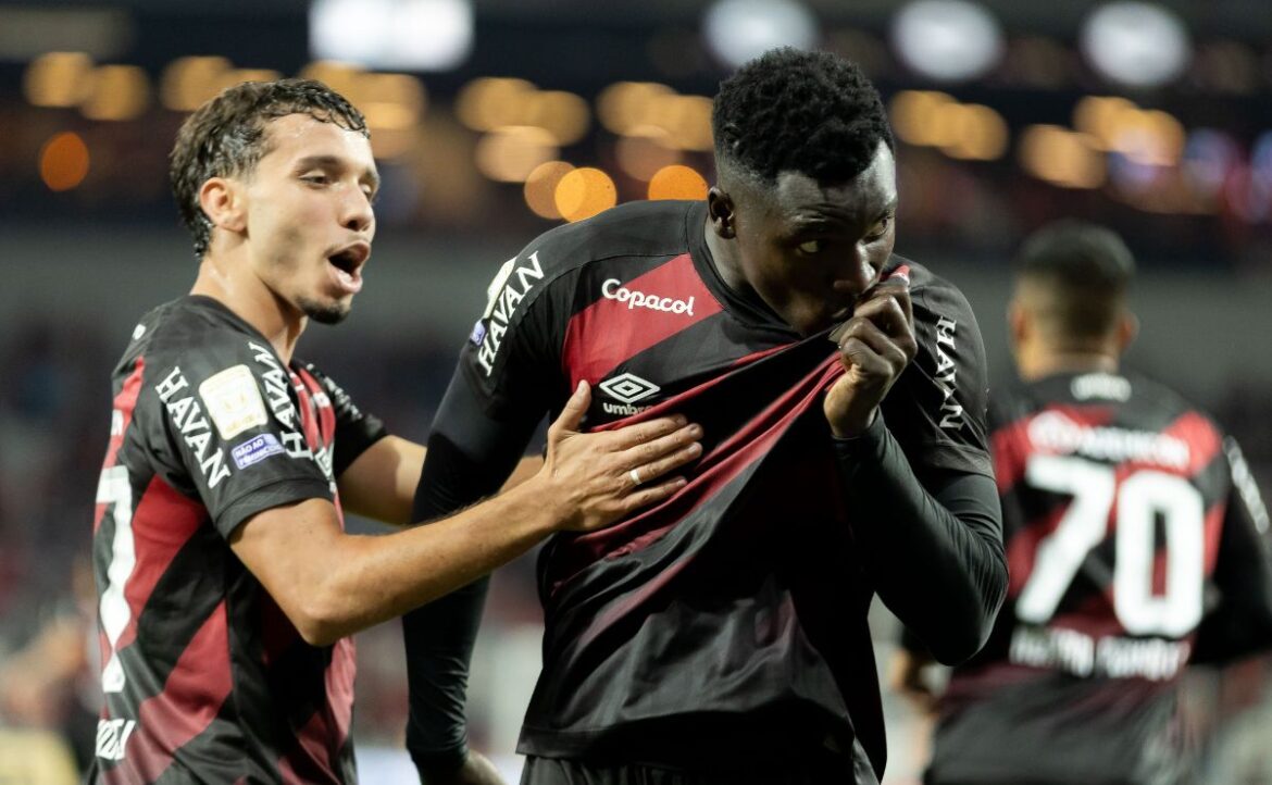 viveros-vira-heroi-e-explode-a-baixada-em-noite-epica-do-athletico