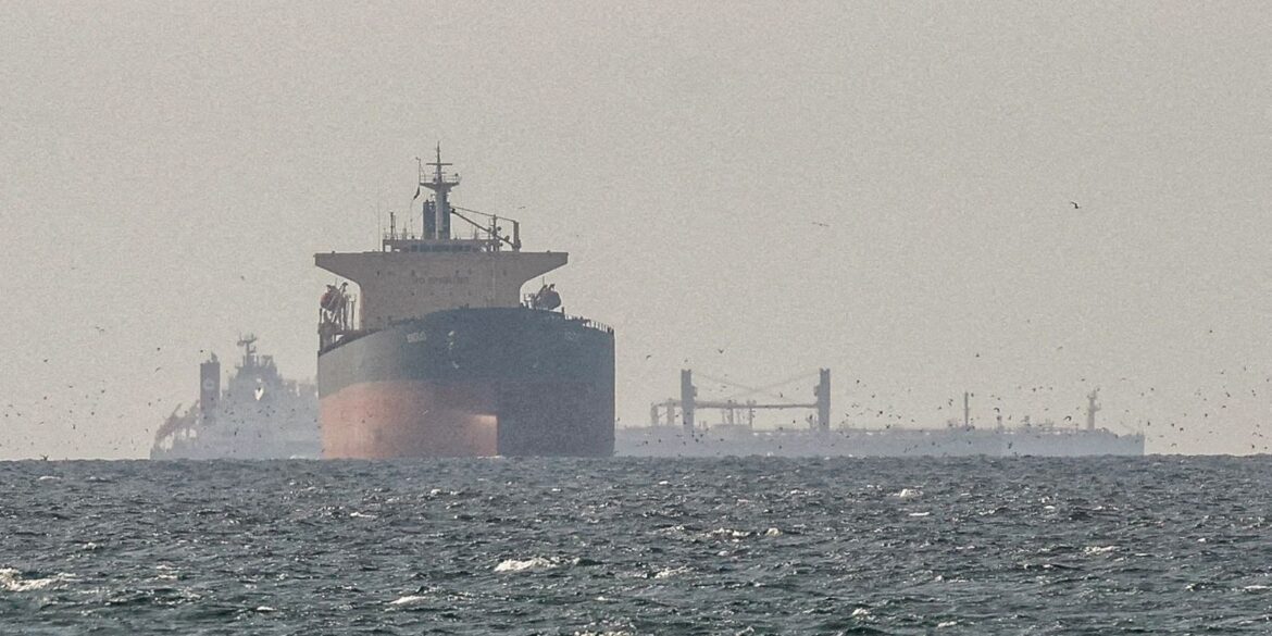 ira-nega-passagem-de-navios-dos-eua-por-ormuz-e-petroleo-dispara