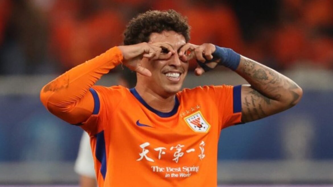 ex-athletico-recebe-nota-10-apos-hat-trick-e-assistencia-na-china