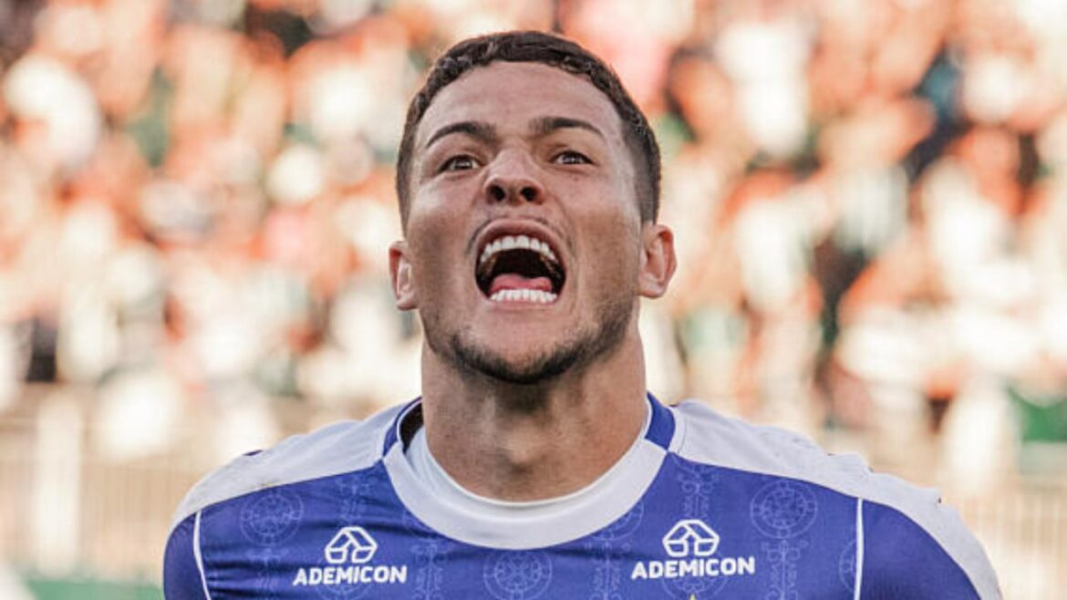 destaque-do-coritiba,-goleiro-pedro-rangel-entra-em-selecao-do-mes-de-abril