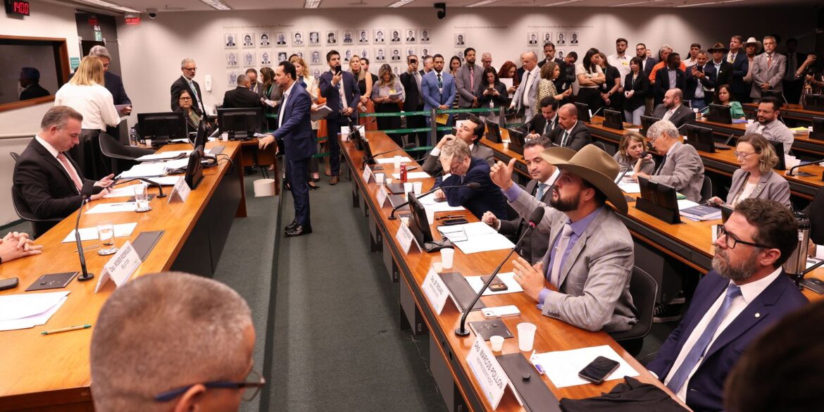 conselho-de-etica-suspende-tres-deputados-por-motim-na-camara