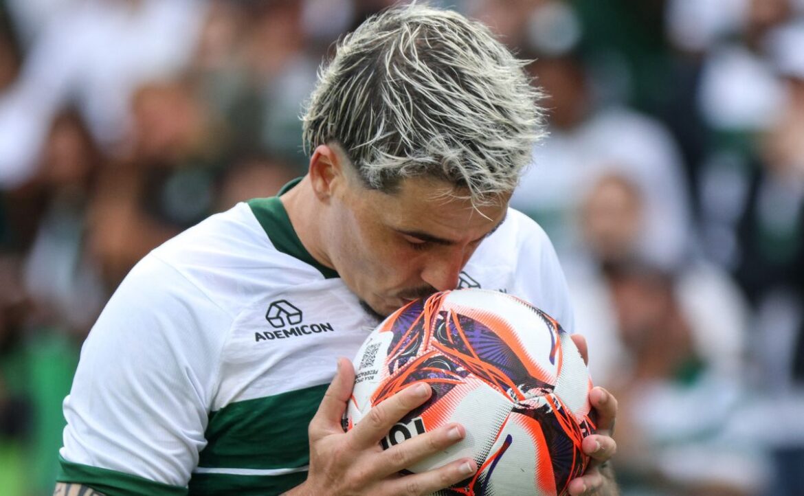 josue-supera-marca-de-2025-no-coritiba-e-mantem-boa-fase-na-serie-a