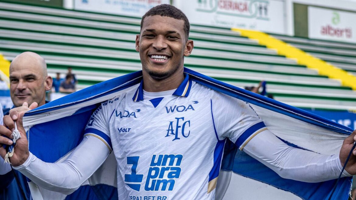 emprestado-pelo-athletico-se-destaca-como-artilheiro-em-campanha-com-titulo