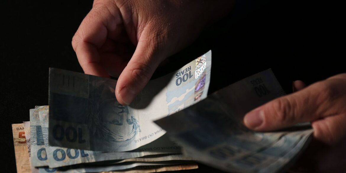 brasileiros-sacaram-em-abril-r$-482,8-milhoes-esquecidos-em-bancos