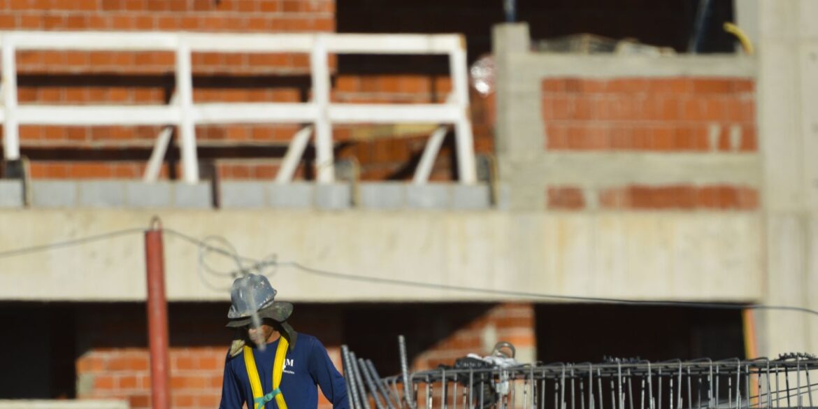 construcao-empregou-2,5-milhoes-e-pagou-media-de-2,1-salarios-minimos