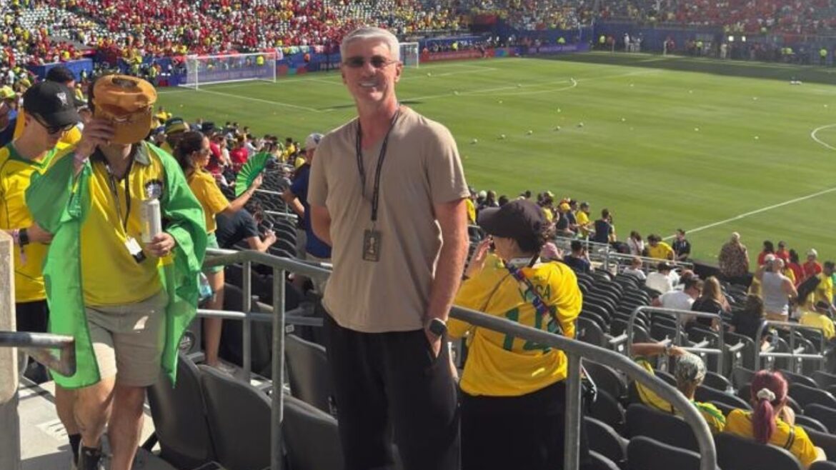 odair-hellmann-assiste-estreia-do-brasil-na-copa-e-canta-com-a-torcida-do-athletico