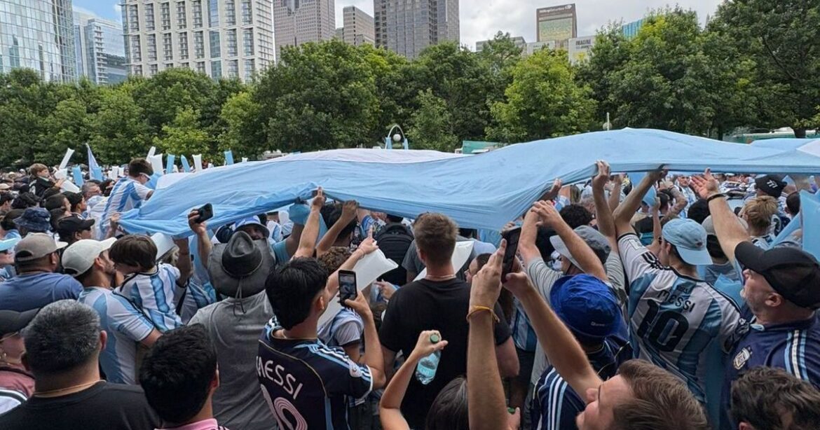argentinos-transformam-dallas-no-obelisco-com-cancoes,-choripan-e-empanadas