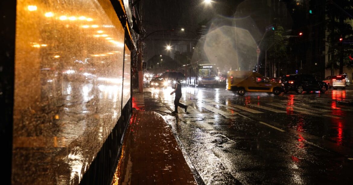 alerta-da-defesa-civil-segue-fora-do-ar-e-sp-nao-envia-mensagem-sobre-chuva