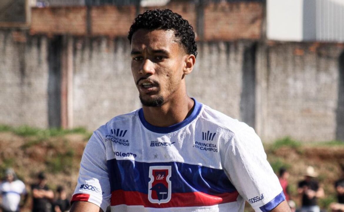 “uma-honra”:-lateral-se-despede-do-parana-e-volta-para-clube-paulista