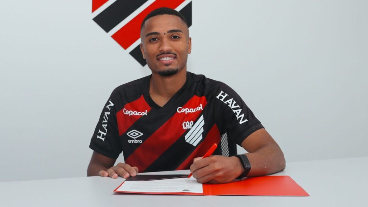 athletico-renova-com-atacante-leozinho;-veja-o-tempo-de-contrato
