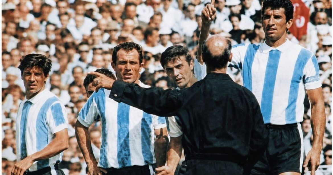 confronto-entre-inglaterra-e-argentina-deu-origem-aos-cartoes-no-futebol