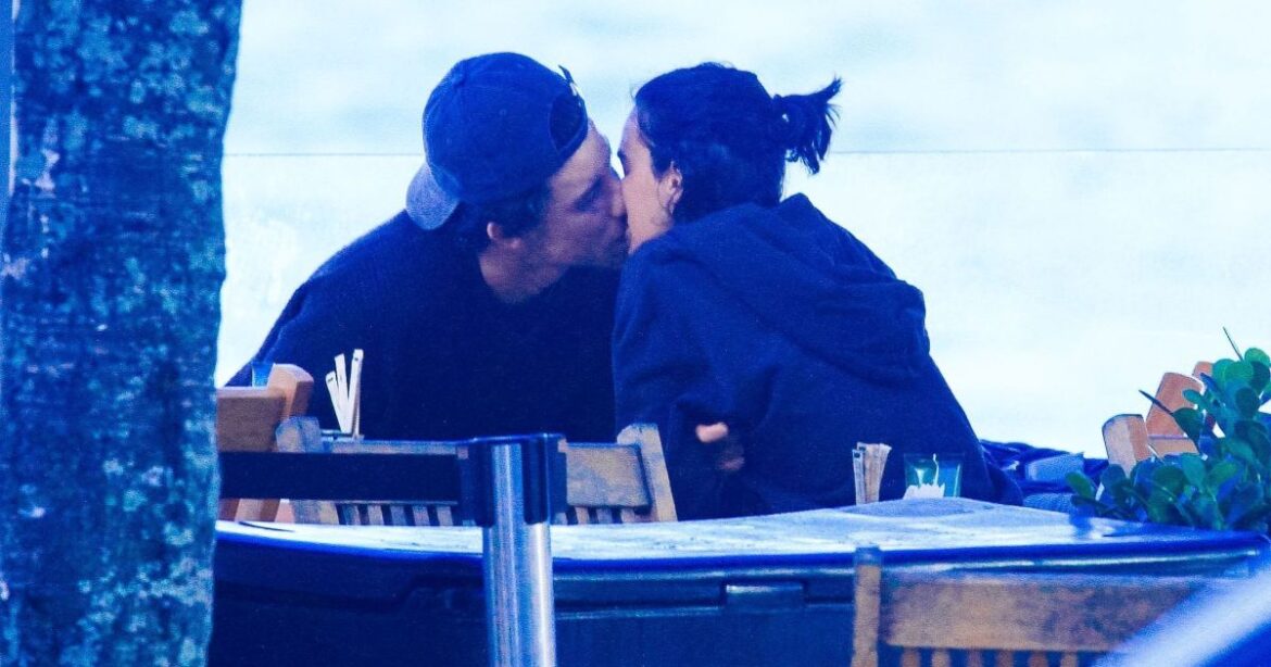 no-brasil,-shawn-mendes-e-bruna-marquezine-trocam-beijos-e-combinam-looks