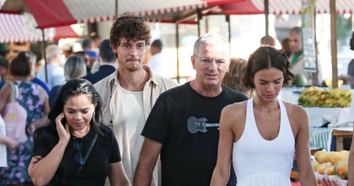 bruna-marquezine-vai-a-feira-com-os-pais-e-shawn-mendes-no-rio;-veja-fotos