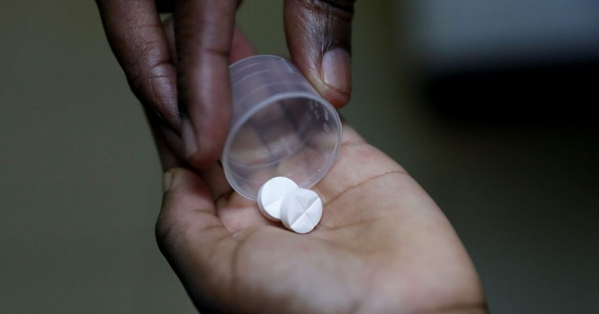 menos-criancas-receberam-auxilio-contra-hiv-apos-cortes-dos-eua,-diz-estudo
