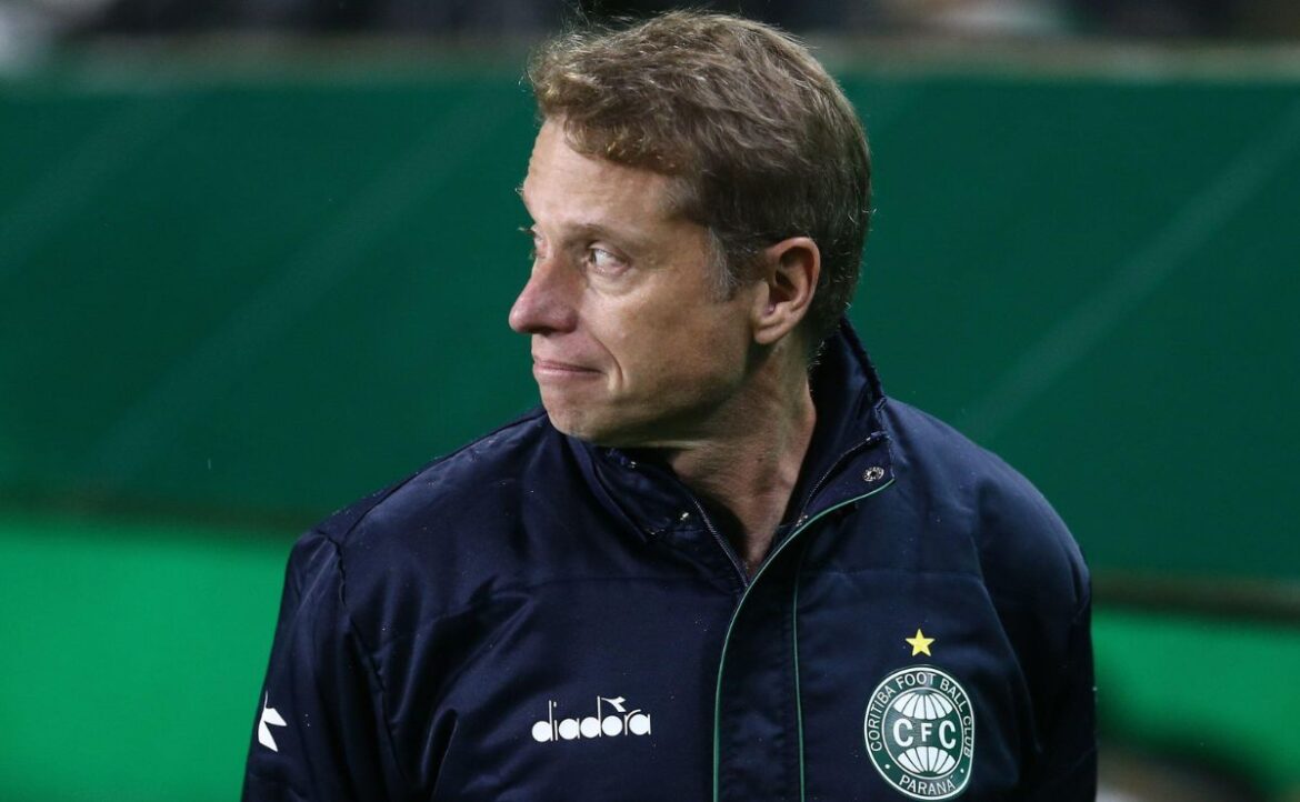 seabra-muda-o-coritiba-e-ganha-reforco-para-enfrentar-o-bragantino