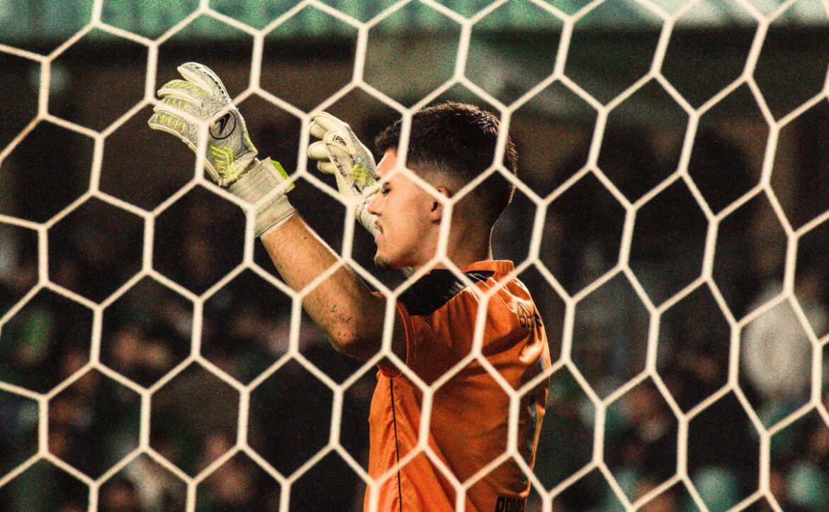 morisco-volta-ao-gol-do-coritiba-apos-155-dias-e-relata-drama:-“meses-angustiantes”