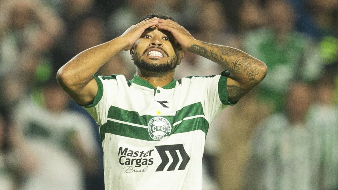 lucas-ronier-sofre-grave-lesao-no-coritiba-e-perde-restante-da-temporada