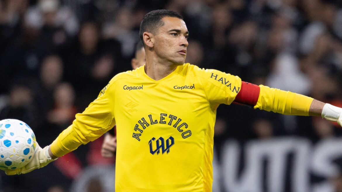 goleiro-santos-vira-preocupacao-no-athletico-apos-complicacao-em-tratamento-medico