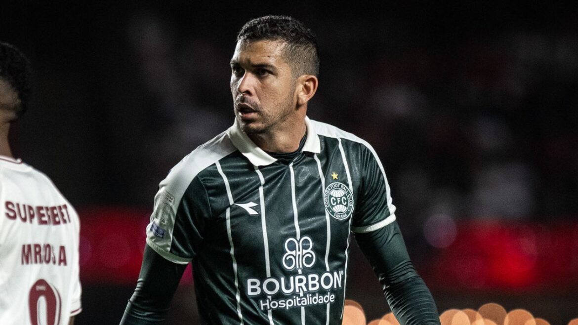 lateral-do-coritiba-pede-dicas-a-ronier-sobre-como-parar-ex-pia-do-couto