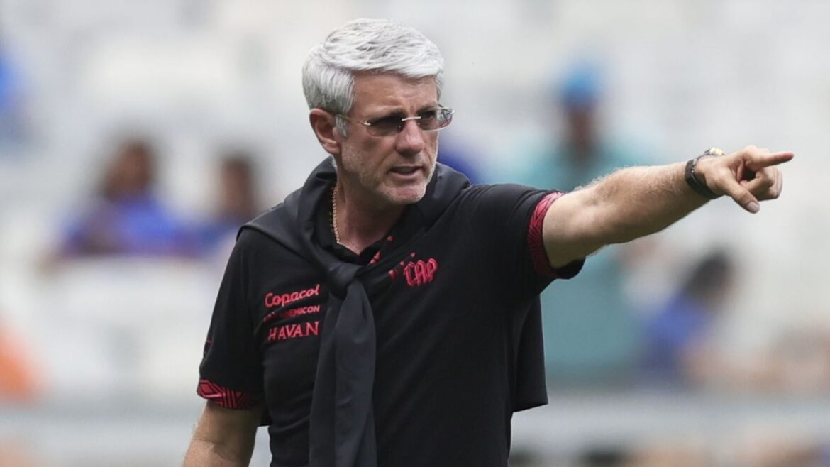 “olhar-de-lupa”:-odair-liga-alerta-no-athletico-antes-do-classico-com-o-coritiba