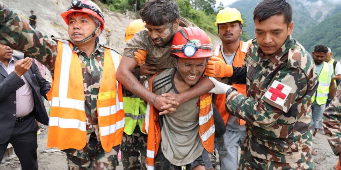 trabalhadores-sao-resgatados-de-tunel-nove-dias-apos-tragedia-no-nepal
