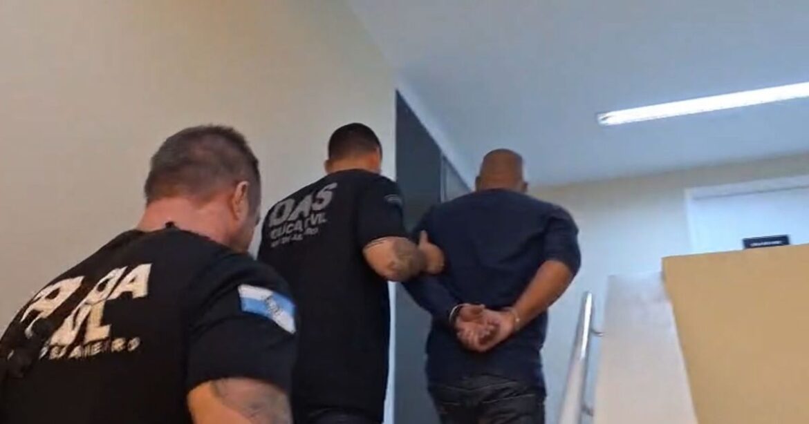 policia-prende-homem-foragido-ha-18-anos-por-extorsao-e-sequestro-no-rio
